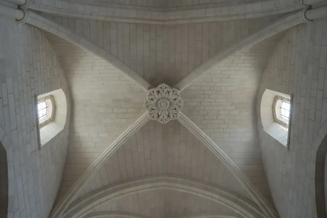 Gros plan sur des machicoulis medievaux en encorbellement d-un chateau du Perigord Noir pierres calcaires