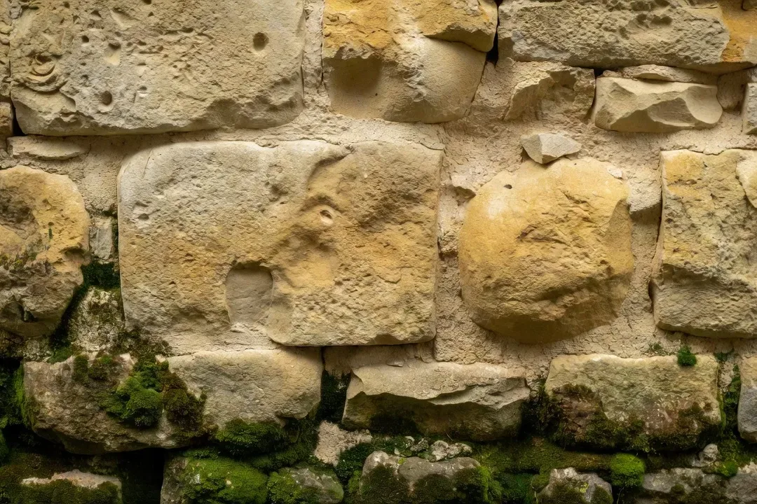 Travaux de restauration d-un chateau medieval en Perigord Noir echafaudages et pierres de taille