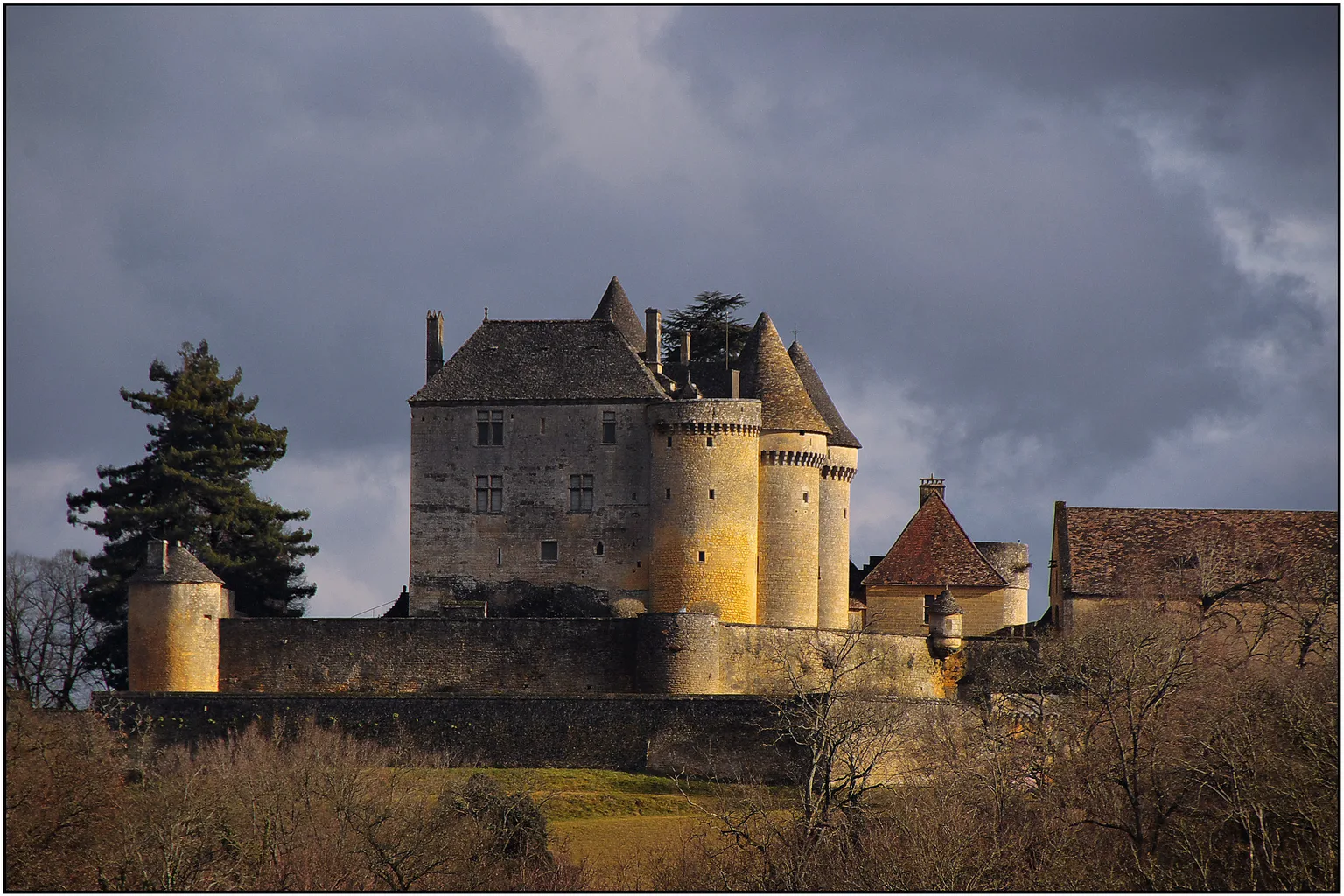 Le château de Fénelon au soleil couchant, berceau de l'archevêque Fénelon