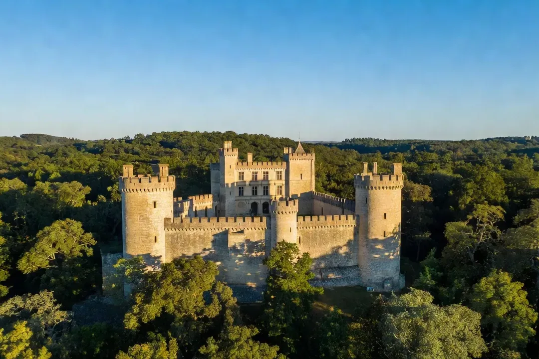 Vue aérienne panoramique du château de Fénelon à Sainte-Mondane en Périgord Noir, calcaire blond doré, forêt de chênes