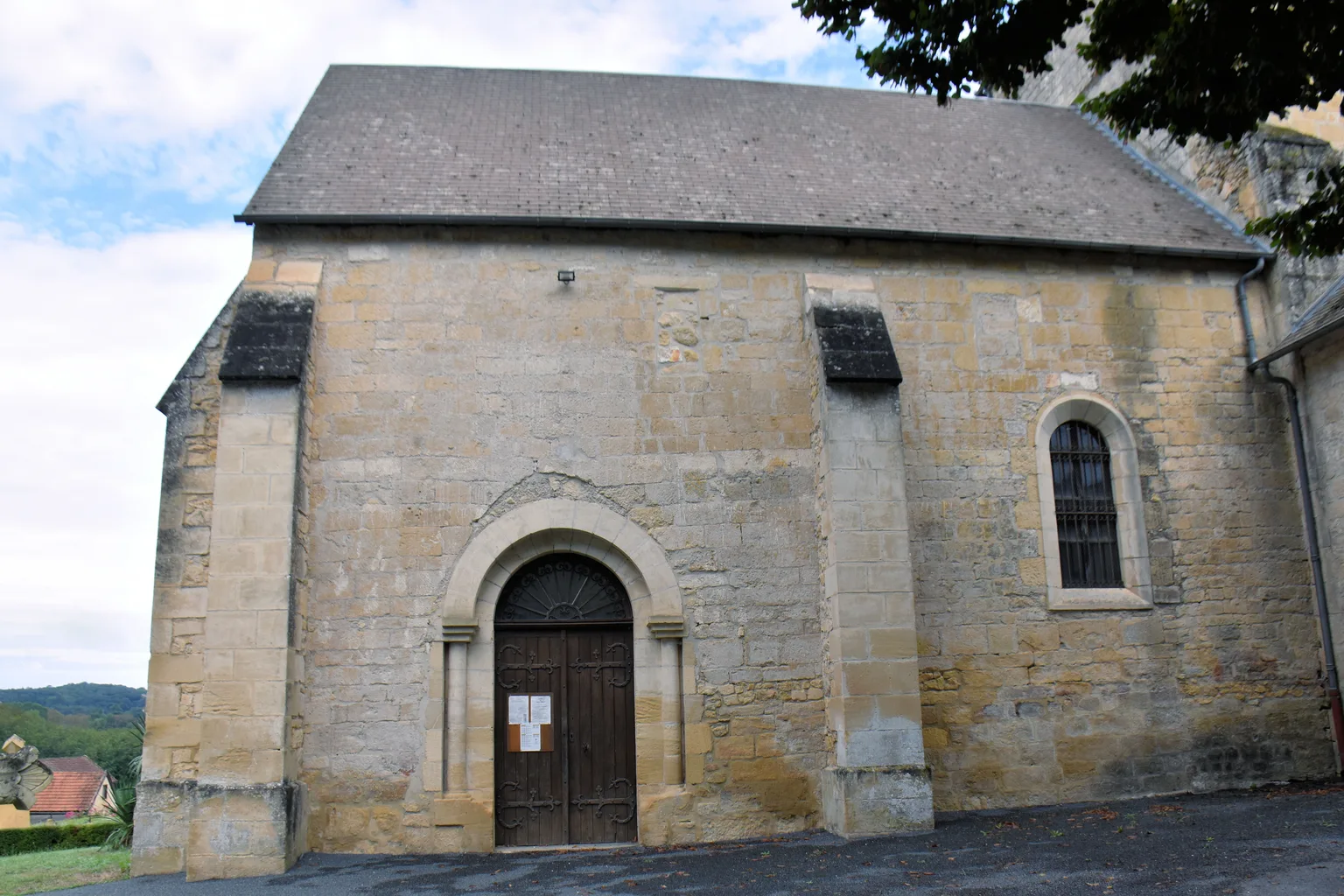 L'église de Sainte-Mondane vue de profil, exemple de l'art roman périgourdin