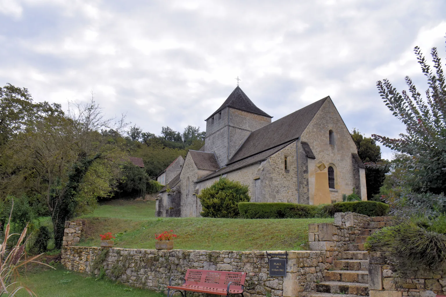 L'église romane de Sainte-Mondane en Périgord Noir, façade en pierre blonde de la Dordogne