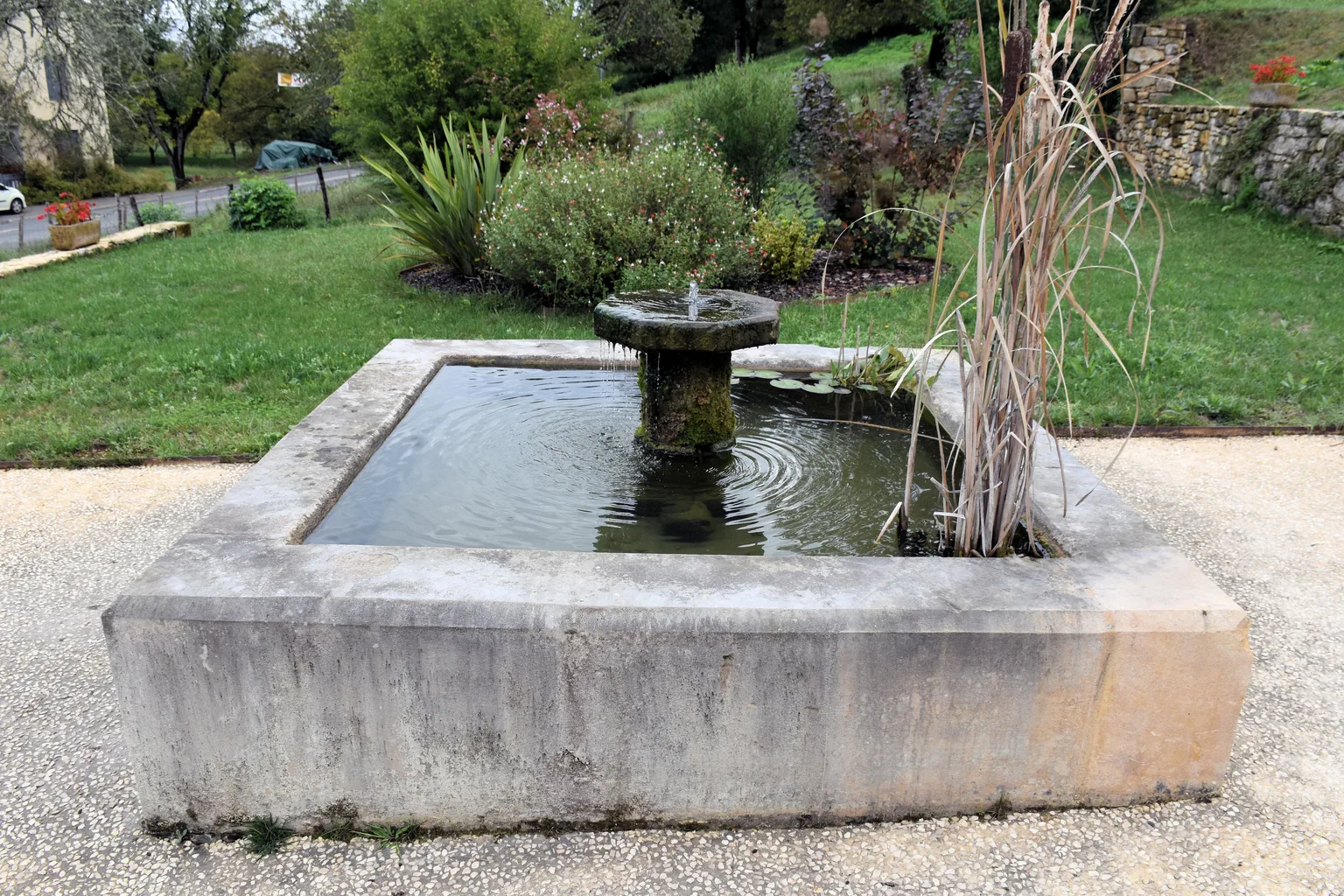 La fontaine de Sainte-Mondane, point d'eau du village depuis le Moyen Âge, entourée de pierre calcaire