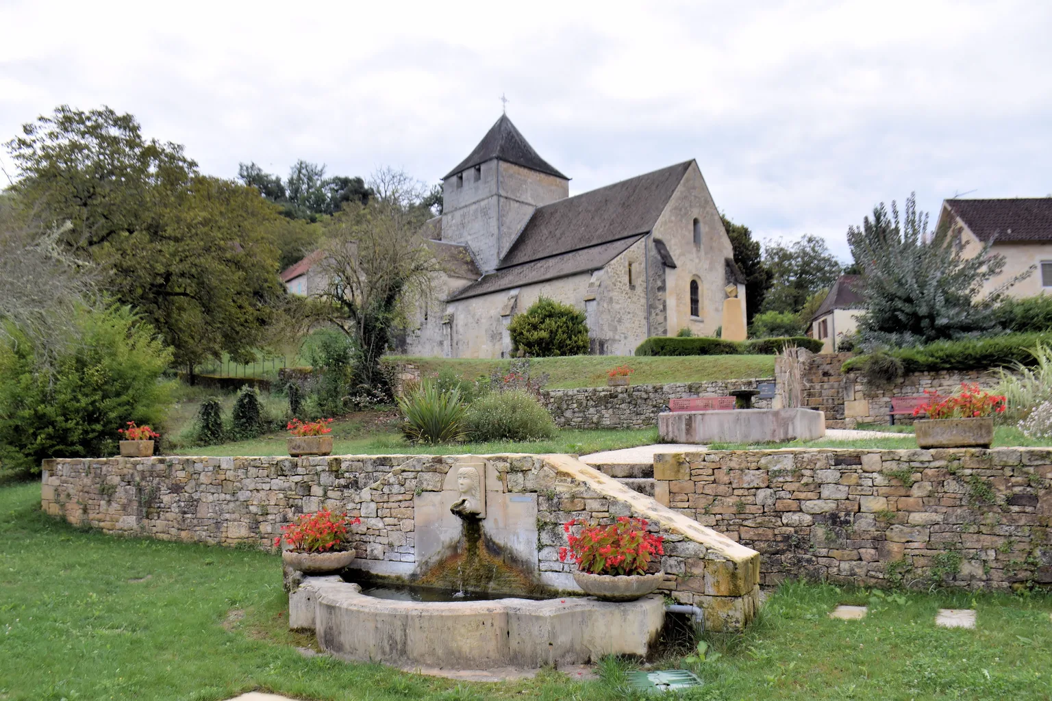 La place de l'église de Sainte-Mondane, témoin silencieux des bouleversements révolutionnaires